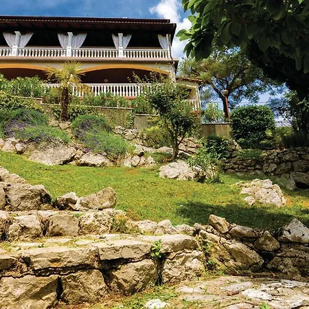 Front In بيت للعطل