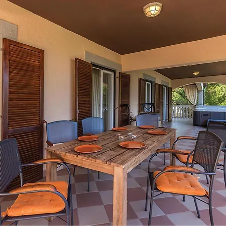 Gorgeous In With Kitchen Holiday home *